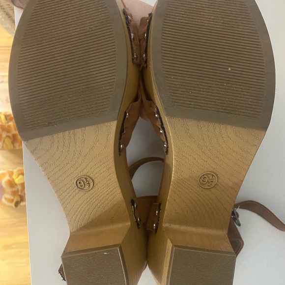 Never worn, tan heels - Picture 2 of 3